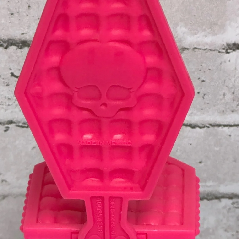 Monster High Deluxe Skeleton High Back Pedestal Chair Stool Pink Black
